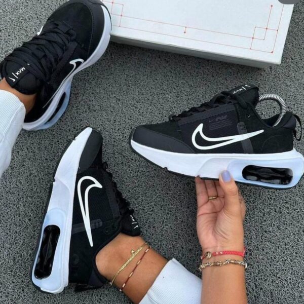 NIKE AIR MAX
