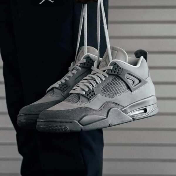 AIR JORDAN 4